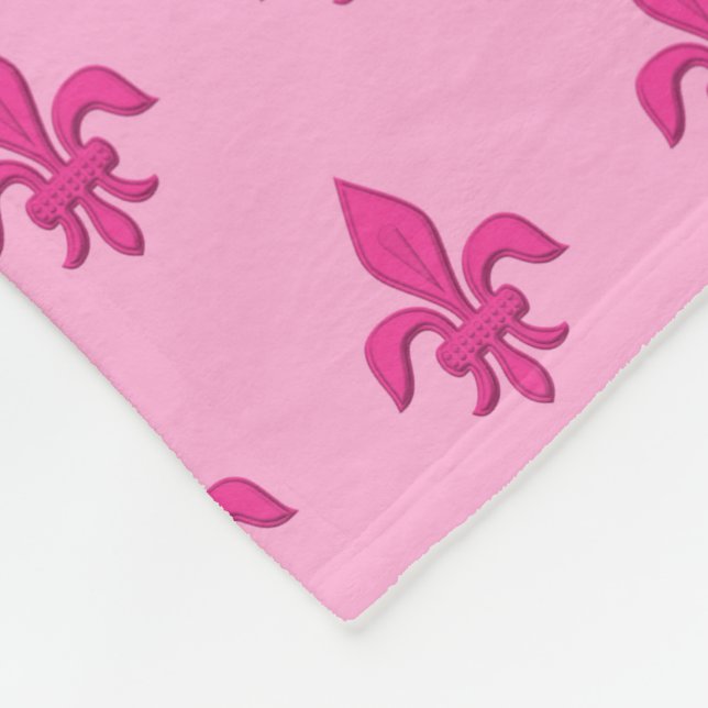 Lilie in Fuchsienrosa auf hellrosa Fleecedecke (Ecke)