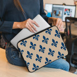 Lilie Pattern, Royal French Blue on Cream Laptopschutzhülle<br><div class="desc">Elegantes,  stilvolles und raffiniertes Muster mit marineblau blauer Lilie Muster auf cremefarbenem Hintergrund. Modernes und trendiges Design,  perfekt für den heraldry Ladeliebhaber.</div>