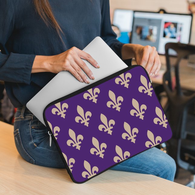 Lilie Pattern, Royal French Cream auf Lila Laptopschutzhülle (Von Creator hochgeladen)
