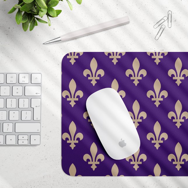 Lilie Pattern, Royal French Cream auf Lila Mousepad (Von Creator hochgeladen)