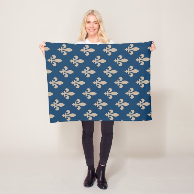 Lilie Pattern, Royal French, Cream on Blue Fleecedecke (Beispiel)
