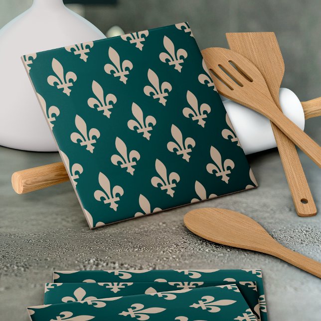 Lilie Pattern, Royal French Cream on Green Fliese (Von Creator hochgeladen)