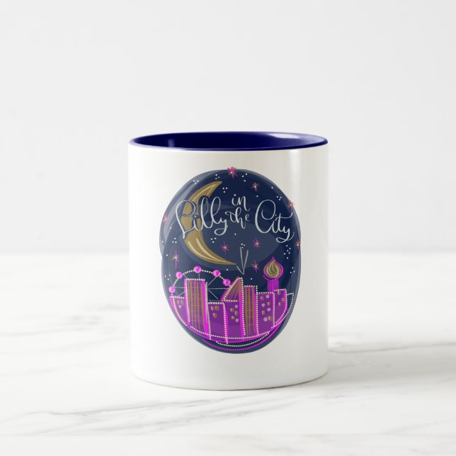 Lilly in der City-Logo-Tasse Zweifarbige Tasse (Mittel)