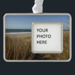 Limantour Beach am Point Reyes National Seashore I Rahmen-Ornament Silber<br><div class="desc">Wir besuchten Point Reyes National Seashore zu einer Zeit, in der wir die Strände und Wanderwege meistens zu uns selbst hatten (mit Ausnahme der Tierwelt!). Hier ist ein Bild der kalifornischen Küste von Limantour Beach an einem sonnigen, aber windigen Tag. Auch als Widescreen-Wallpaper "Limantour Beach at Point Reyes I" aus...</div>