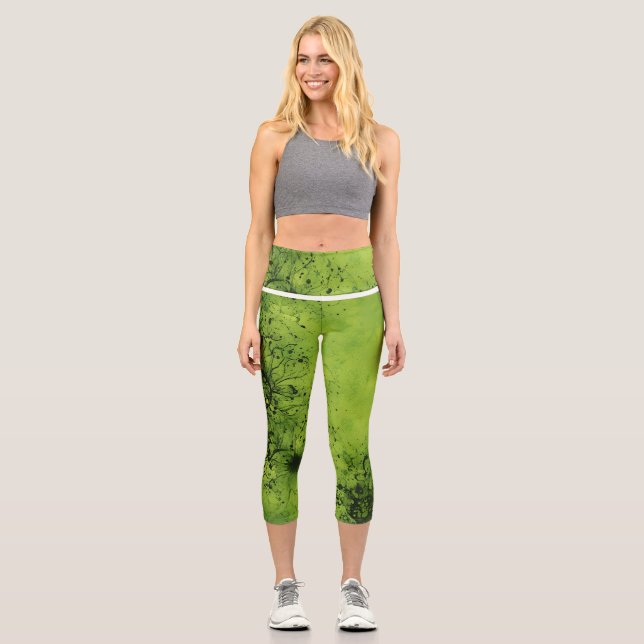 Lime Green Grunge with Black Accents Capri Leggings (Vorderseite)