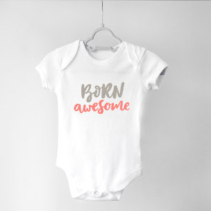 Limitierte Edition "Born Awesome" MOM Text Baby Strampler