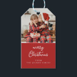 Line art mistletored & white Christmas Wappen Geschenkanhänger<br><div class="desc">Dieses individuell gestaltbare Weihnachtsgeschenktag fügt Ihren Urlaubsgeschenken die perfekte Touch hinzu. Eine Seite des Tags ist mit einem Ihrer Lieblings-Fotos und Ihrer persönlichen Grußbotschaft anpassbar. Auf der Rückseite befindet sich ein elegantes Kunstmistletoe-Wappen-Design, das mit Ihrem Monogramm für eine raffinierte, maßgeschneiderte Touch angepasst werden kann und das perfekt ist, um all...</div>