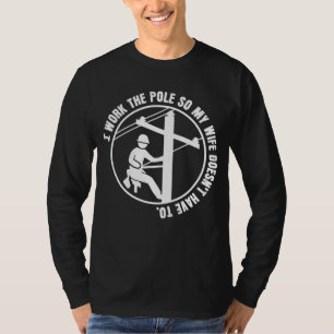 Lineman arbeitet am Pol T-Shirt