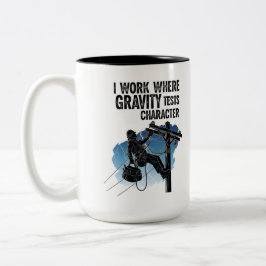 Lineman Quote Mug - I Work Where Gravity Tests Zweifarbige Tasse