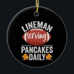 Lineman Serving Pancakes Daily Funny Football Gesc Keramik Ornament<br><div class="desc">Fantasie, Amerikanisch, Fußball, Meister, Sport, Pfannkuchen, niedlich, Lineman, Vintag, Geschenk</div>