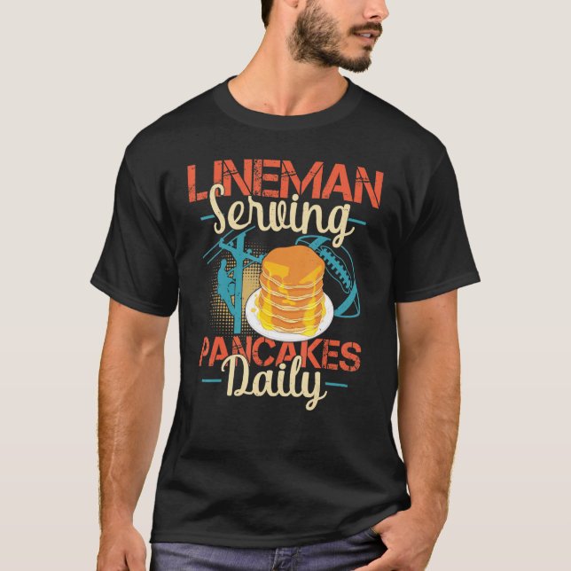 Lineman Serving Pancakes Funny Football Player T-Shirt (Vorderseite)