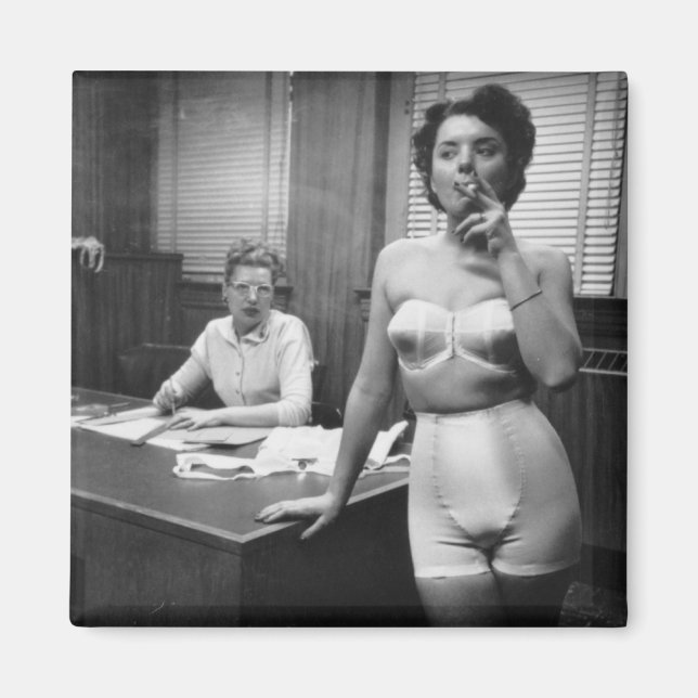 Lingerie-Modell Rauchen in einem Büro Magnet (Vorne)