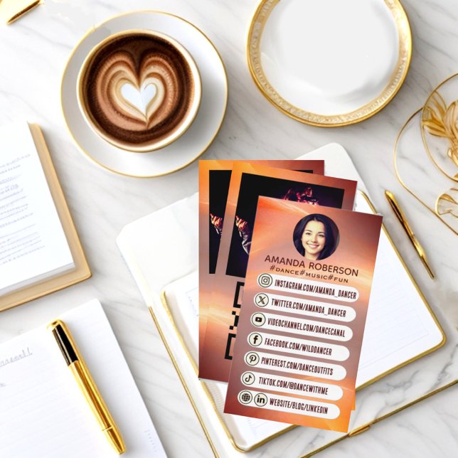 Link zu modernen beruflichen Social Media-Icons Visitenkarte (Social media icons links profile picture vertical business card.)