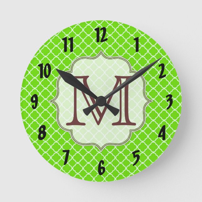 Linke grüne Quarterfolie Latti Monogram Wall Clock Runde Wanduhr (Vorderseite)