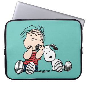 Linus tröstet von Snoopy's Ohr Laptopschutzhülle