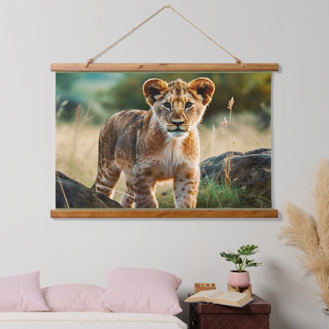 Lion Cub, AI generiert, Wandteppich Mit Holzrahmen (Schlafzimmer)