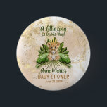 Lion Cub Ein kleiner König ist auf dem Weg zur Bab Button<br><div class="desc">Eine Einführung in die Baby Shower Template Kollektion "A Little King Is On Your Way", wo der bezaubernde Charme eines Löwen auf die Fülle eines tropischen Dschungels trifft. Bereiten Sie sich darauf vor, die bevorstehende Ankunft eines wertvollen Babys mit diesem bezaubernden Design mit einer süßen Löwenkube auf seinen Pfoten, umgeben...</div>