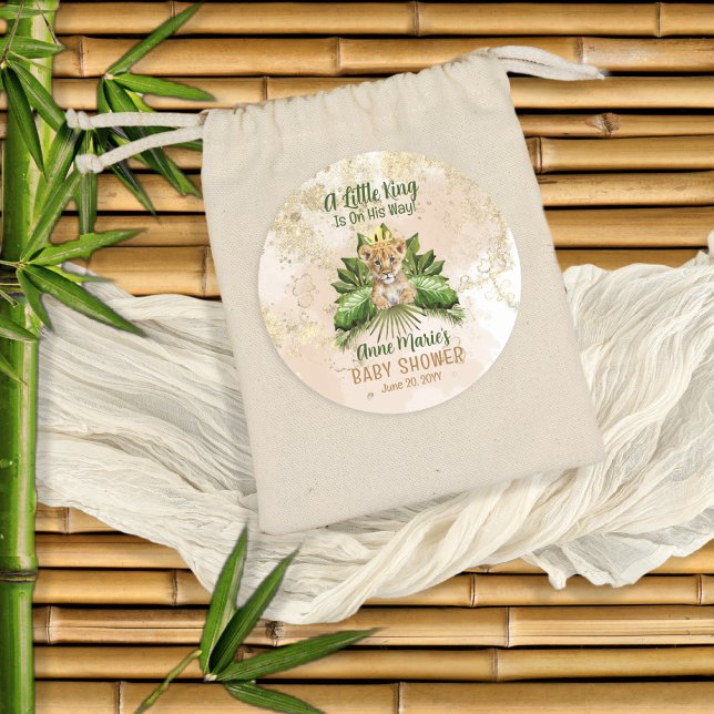 Lion Cub Ein kleiner König ist auf dem Weg zur Bab Runder Aufkleber (Von Creator hochgeladen)