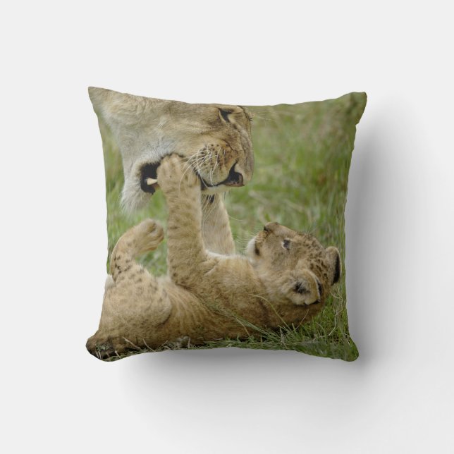 Lion Cub Playing Kissen (Vorderseite)