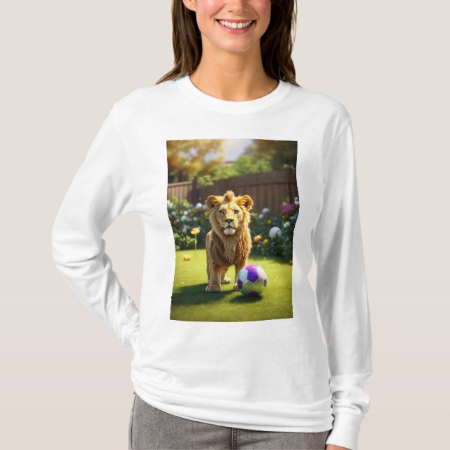 Lion Cub's Playtime: Mutter und Kind im Garten T-Shirt (Vorderseite)