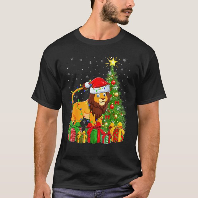 Lion Lighting Xmas Tree Weihnachtsmannmütze Löwe W T-Shirt (Vorderseite)