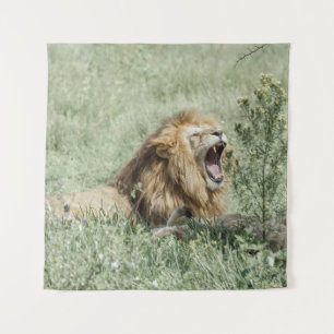 LION LYING ON GREEN GRASS WÄHREND DES TAGES WANDTEPPICH