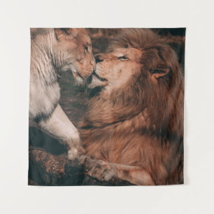 LION LYON ON BROWN ROCK WANDTEPPICH