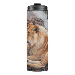 LION UND LIONESS AUF DER BROWNEN OBERFLÄCHE THERMOSBECHER