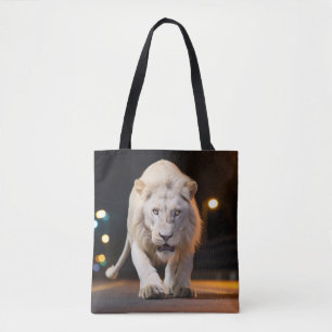 Lion Wildlife Animal auf der Straße im Freien