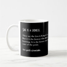 Lioness betrachtete inspirierende Kaffee-Tasse