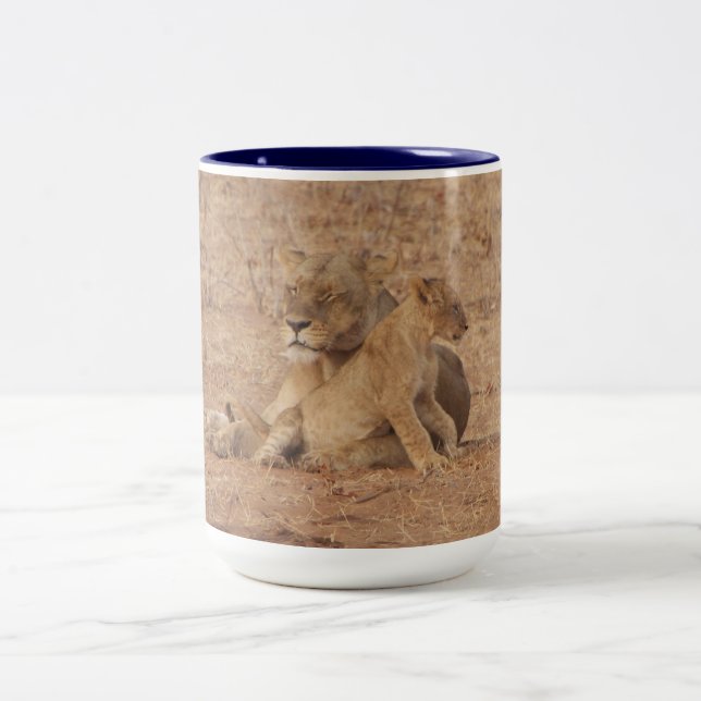 Lioness und Lion Cub Tasse (Mittel)