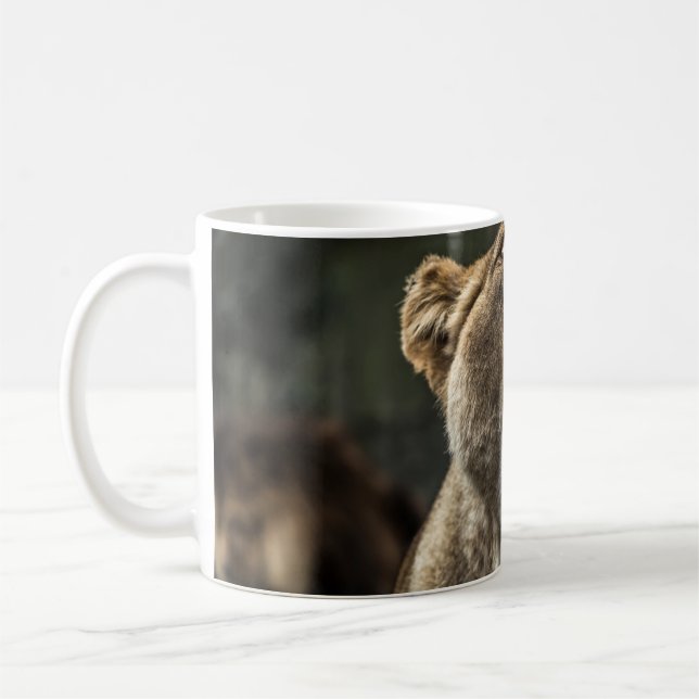 LIONESS YAWNING KAFFEETASSE (Links)