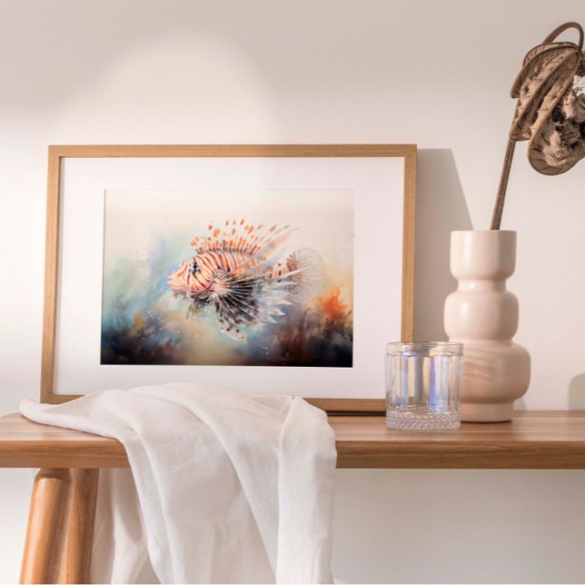 Lionfish Elegance: Wasserfarbe des Meeres Poster (Watercolor print featuring a lionfish gracefully gliding through the underwater world.)