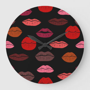 Lippenabdruck, rote rosa Küsse. Große Wanduhr
