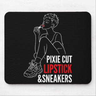 Lippglanz und Sneaker bei Frauen mit Pixie-Frisur  Mousepad