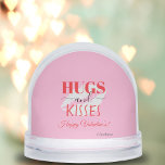 Lipstick Kiss Romantic Einzigartiges Geschenk für  Schneekugeln<br><div class="desc">"Hugs and Kisses" Schneeglobe Unsere "Hugs and Kisses" Schneeglobe bietet eine spielerische und liebevolle Möglichkeit, Ihre Liebe für jeden Anlass zu teilen! Dieses charmante Design zeichnet sich durch einen lebhaften, rosa Hintergrund aus, mit fetten, auffälligen roten Großbuchstaben für "HUGS" und "KISSES", die elegant mit einem dekorativen Drehbuch "und" verbunden sind....</div>