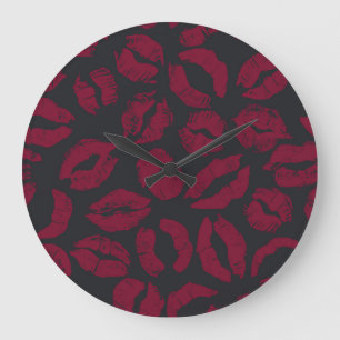 Lipstick Kisses: Dunkelrote Abdrücke Große Wanduhr