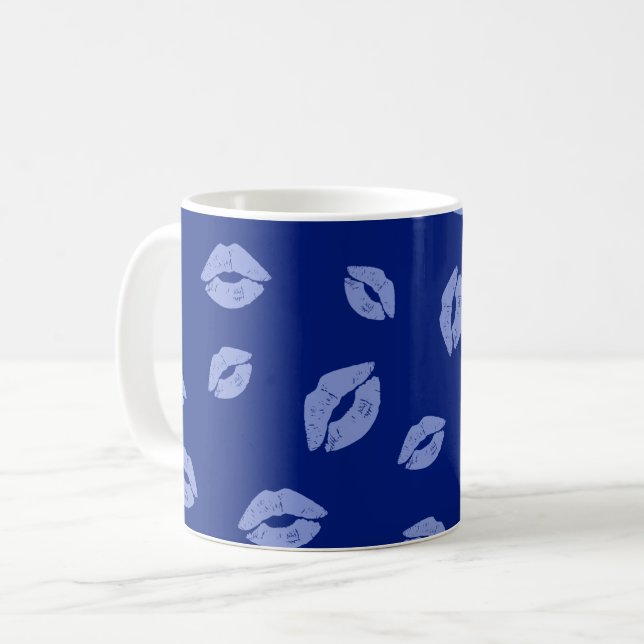 Lipstick Kisses Nahtloses Muster - Blaue Töne Kaffeetasse (Vorderseite Links)