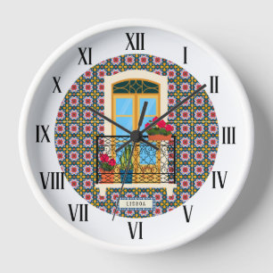 Lissaboner Hausfenster mit Pflanze und Fliesen Uhr