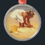Little African Girl on Beach Silbernes Ornament<br><div class="desc">Kleines afrikanisches Mädchen spielt im Sand mit einer Sandburg Ever bauen eine Sandburg mit einem Kind? Hast du als Kind Sandburgen gemacht? Das ist ein schönes Bild eines kleinen Mädchens, das im Sand spielt, ein klassisches Sandbaby, das am Strand spielt. Sie trägt ein helles weißes Kleid und ihr Haar ist...</div>