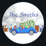 Little Blue Car & Tree Christmas Custom Runder Aufkleber<br><div class="desc">Dieses Design hat ein kleines blaues Auto, das durch den Schnee stürzt, um die Weihnachtsbaum-Zuhause zu tragen... und der Fahrer ist ein Rentier! :O Spaß und niedlich! Passen Sie es mit den Details Ihres Party an. Wenn Sie Hilfe benötigen oder Fragen oder Wünsche haben, kontaktieren Sie mich bitte über den...</div>
