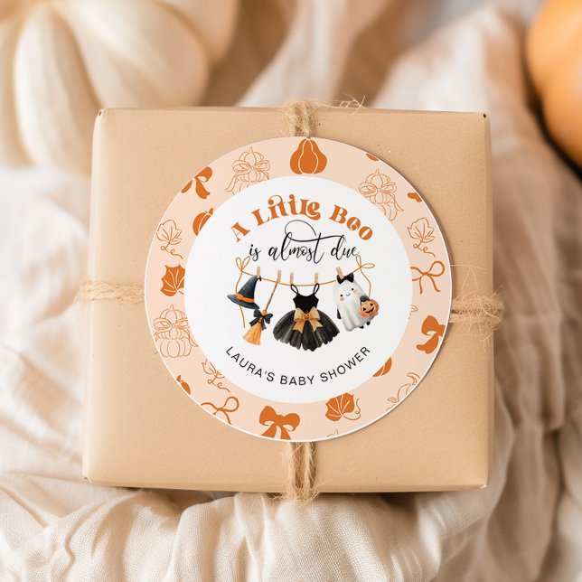 Little Boo Clothesline Bow Orange Baby Dusche Runder Aufkleber (Von Creator hochgeladen)
