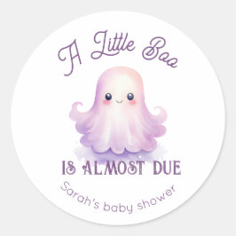 Little Boo ist fast schon ein Baby Duschaufkleber Runder Aufkleber