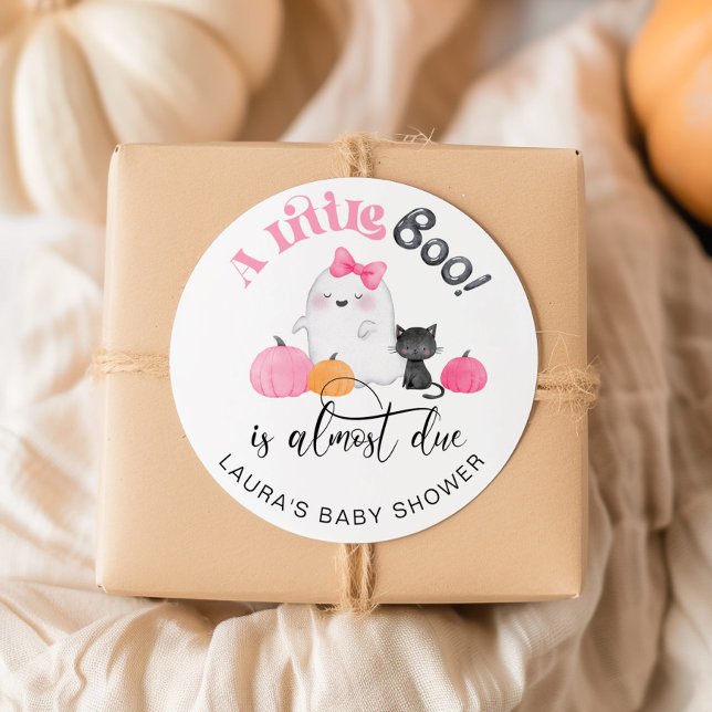 Little Boo ist fast schon eine Babydusche Runder Aufkleber (Von Creator hochgeladen)