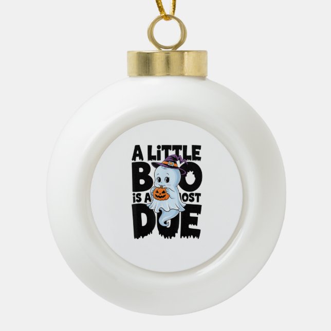 Little Boo ist fast zu Niedlichen Halloween-Schwan Keramik Kugel-Ornament (Vorderseite)