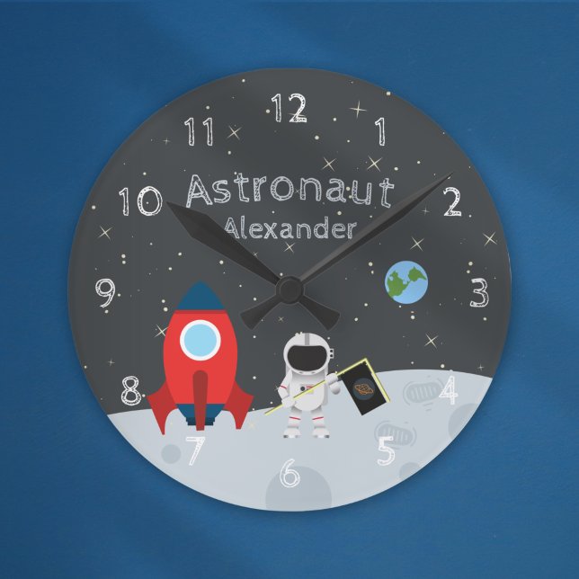 Little Boy Astronaut on Moon, First Name Space Runde Wanduhr (Von Creator hochgeladen)