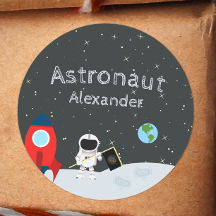 Little Boy Astronaut on Moon, First Name Space Runder Aufkleber