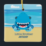 Little Brother Shark on Beach Ornament<br><div class="desc">Etwas Besonderes für den kleinen Bruder!Es gibt eine Strandszene mit dem Ozean.  Im Ozean ist ein Hai. Sein Mund ist offen und zeigt seine großen scharfen Zähne.  Auf dem Sand des Strandes befindet sich "Little Brother". Personalisieren Sie es mit einem Namen ganz besonders! Karo unsere vielen anderen Designs aus!</div>