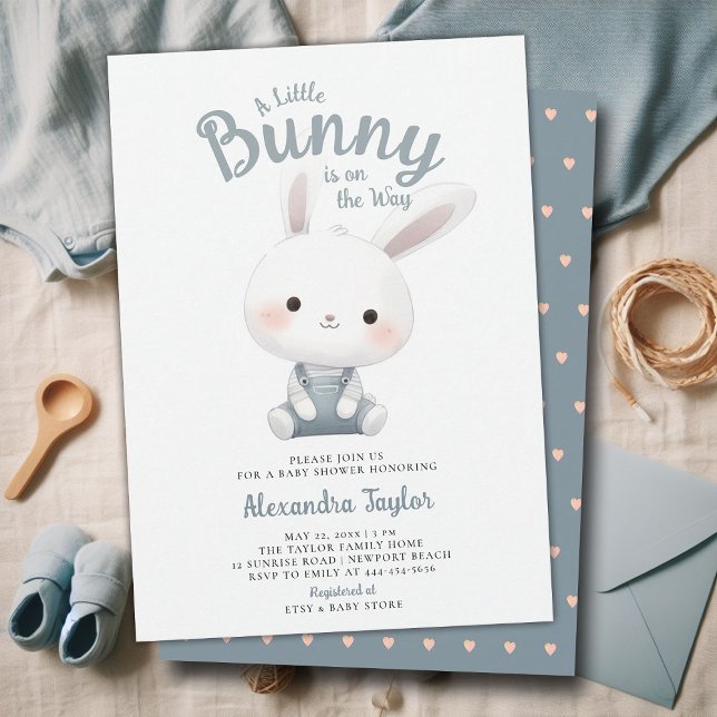 Little Bunny Overalls Niedlich Garden Baby Showdus Einladung (a little bunny baby boy shower invitation springtime easter garden picnic dusty blue overalls sweet)
