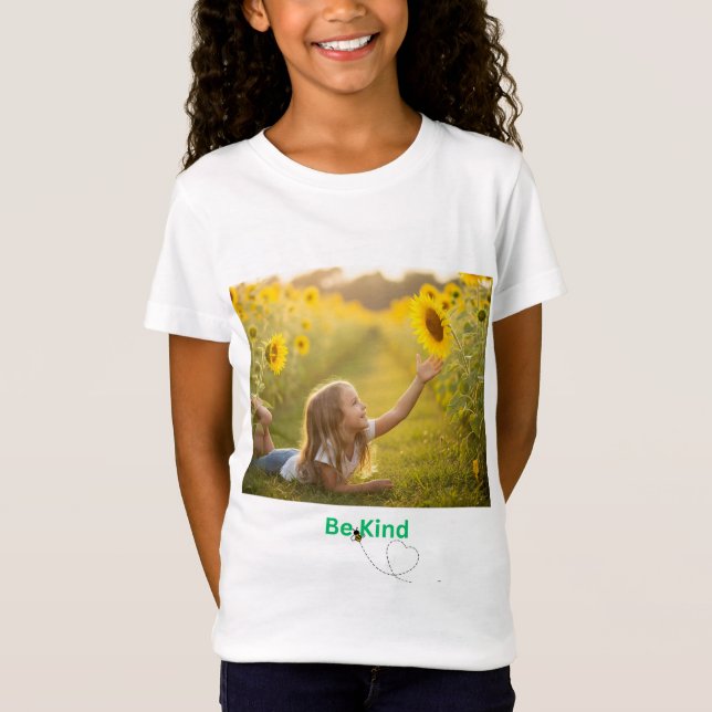 Little Dreamer in the Sunflowers T-Shirt (Vorderseite)